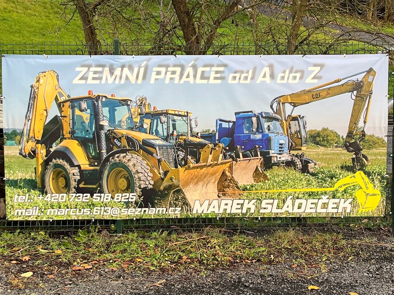 Reklamní plachta na konstrukci — venkovní velkoformátový tisk
