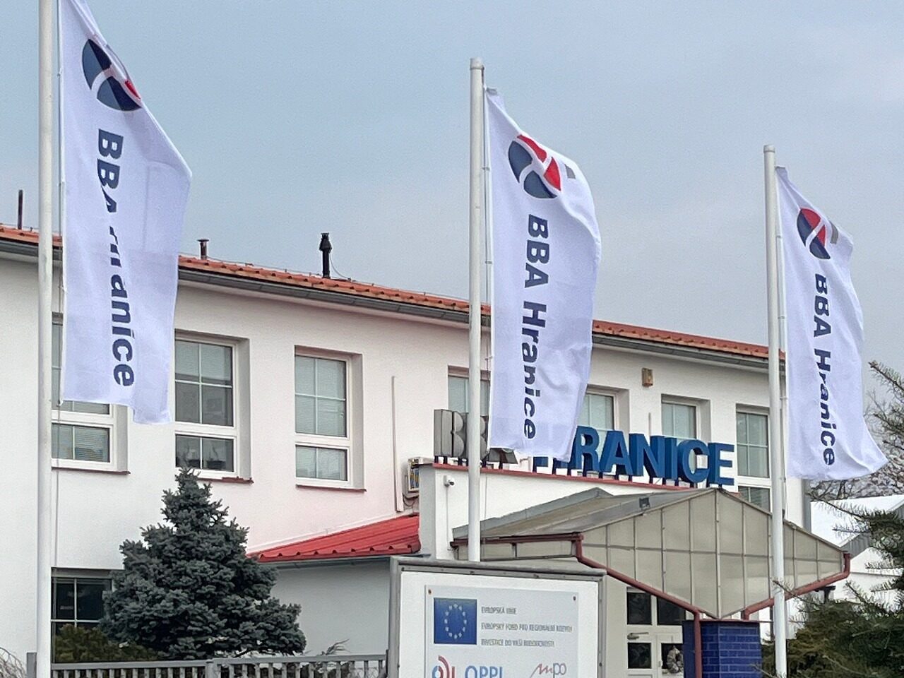 Vlajky před budovou klienta BBA Hranice — realizace GTlabel